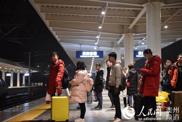 贵阳东站首次开行夜间动车(高清组图)
