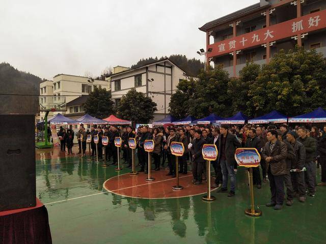 正安县瑞溪镇借泸遵劳务协作就业扶贫现场招聘会之机开展禁毒知识宣传