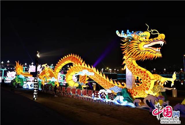 四川雅安雨城区:小年夜 熊猫灯会点亮全球