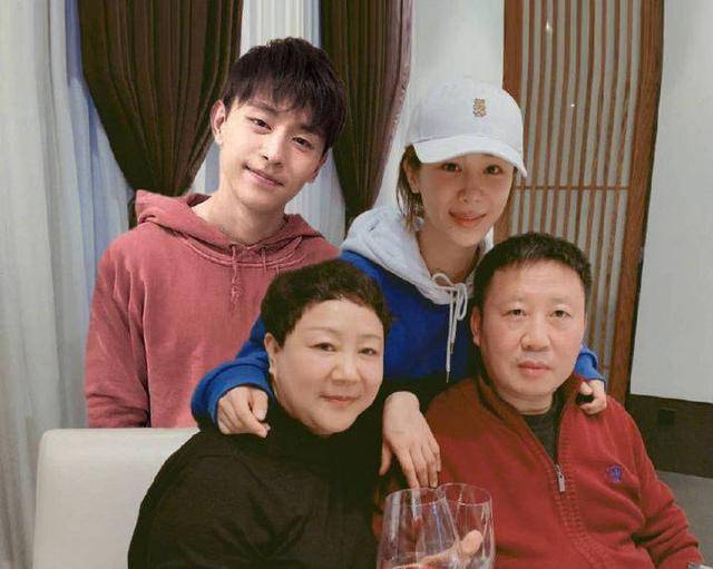 杨紫晒照为爸爸庆生,却遭邓伦乱入?好友都坐不