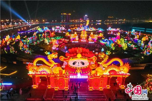 四川雅安雨城区:小年夜 熊猫灯会点亮全球