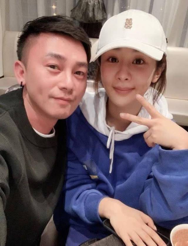 杨紫晒照为爸爸庆生,却遭邓伦乱入?好友都坐不