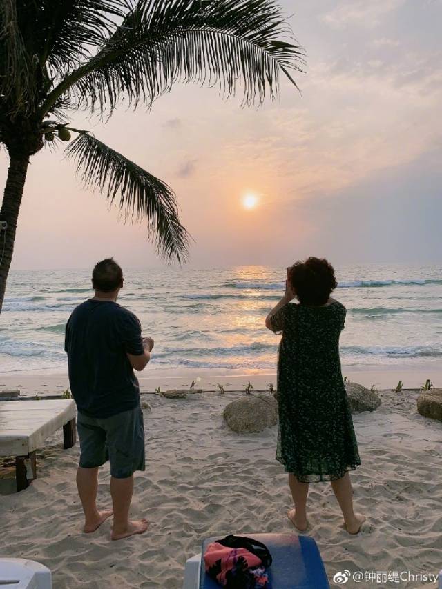 排毒期间还能顺便旅游,很棒的安排了,公公婆婆老两口在夕阳下的背影很