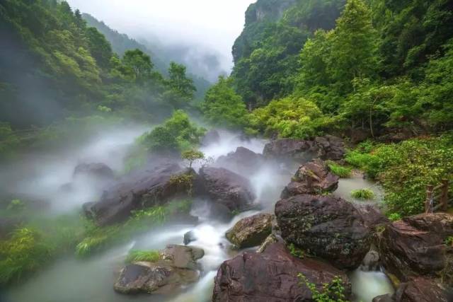 "氡泉小镇"所在的承天氡泉景区被誉为"神水宝地""天下第一氡".