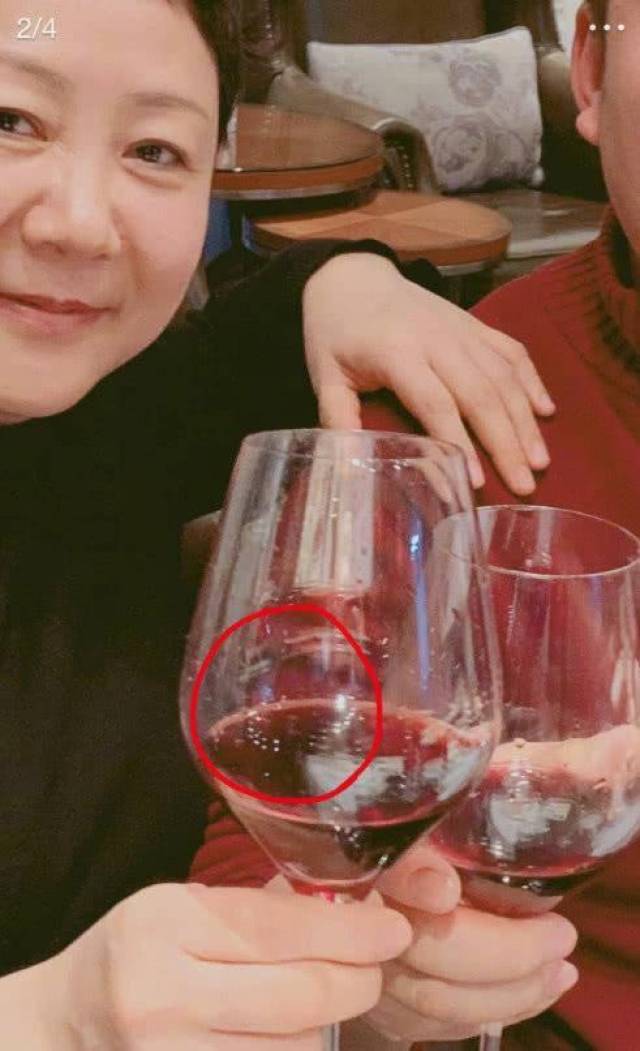 杨紫晒照为爸爸庆生,却遭邓伦乱入?好友都坐不