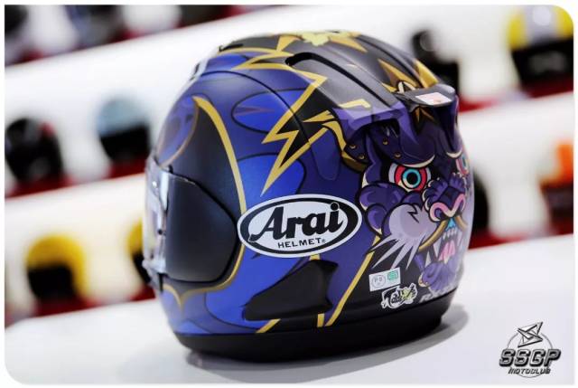 rx-7x 是 arai 顶级赛道系列头盔,它代表了 arai 在头盔设计制造方面