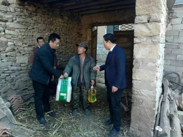 泗水县摄影家协会走进柘沟镇黄土崖村拍照片,送照片,送春联