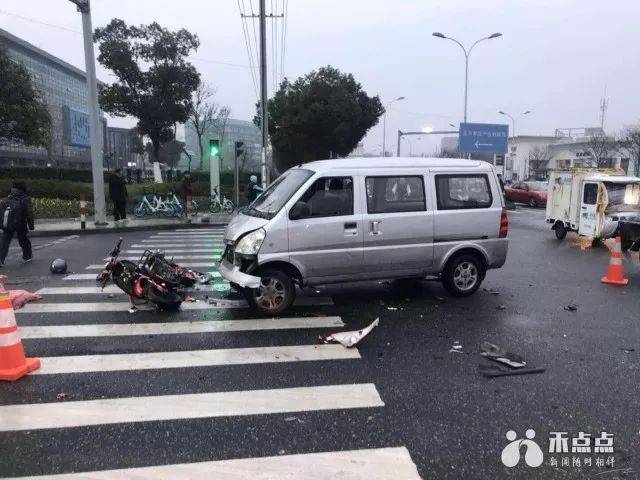 嘉兴两辆电瓶车相继闯红灯,结果事故发生了