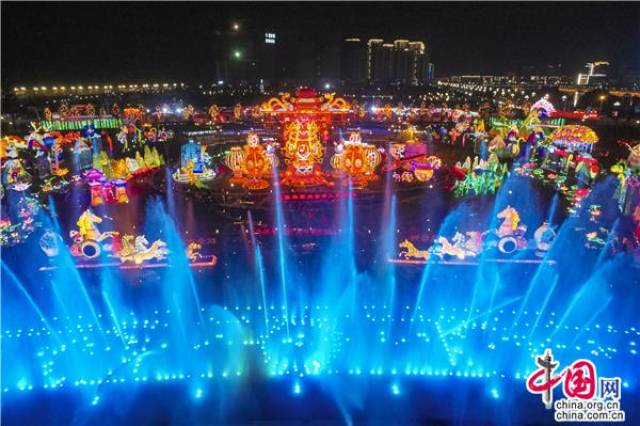 四川雅安雨城区:小年夜 熊猫灯会点亮全球