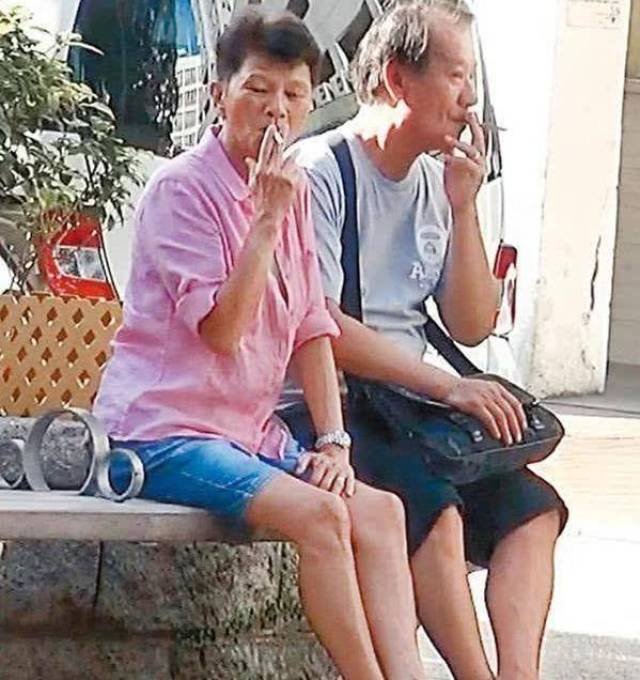 星爷恩师李修贤,66岁近照曝光,与妻子街头抽烟像俩老头