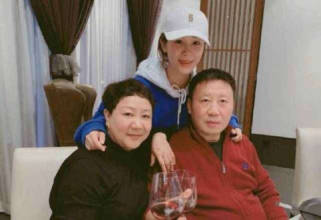 杨紫晒照为爸爸庆生,却遭邓伦乱入?好友都坐不