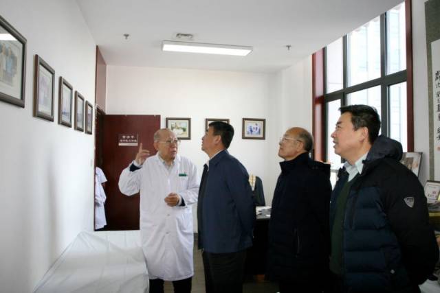 校领导春节前走访慰问我院职工