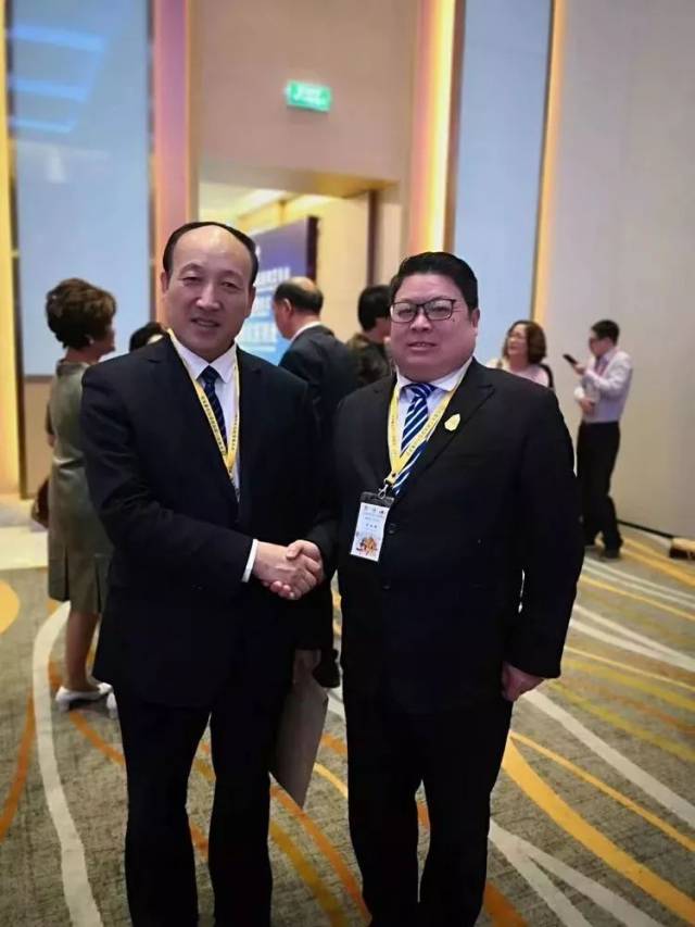 好厉害,卫辉这名企业家不仅走出国门,还把卫辉特产赠送给泰国亲王!