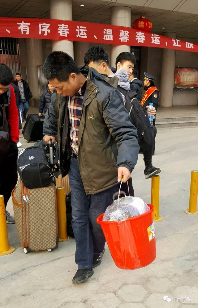 【晨报关注】车站,归人,桶?!一个桶,两个桶,三个桶……