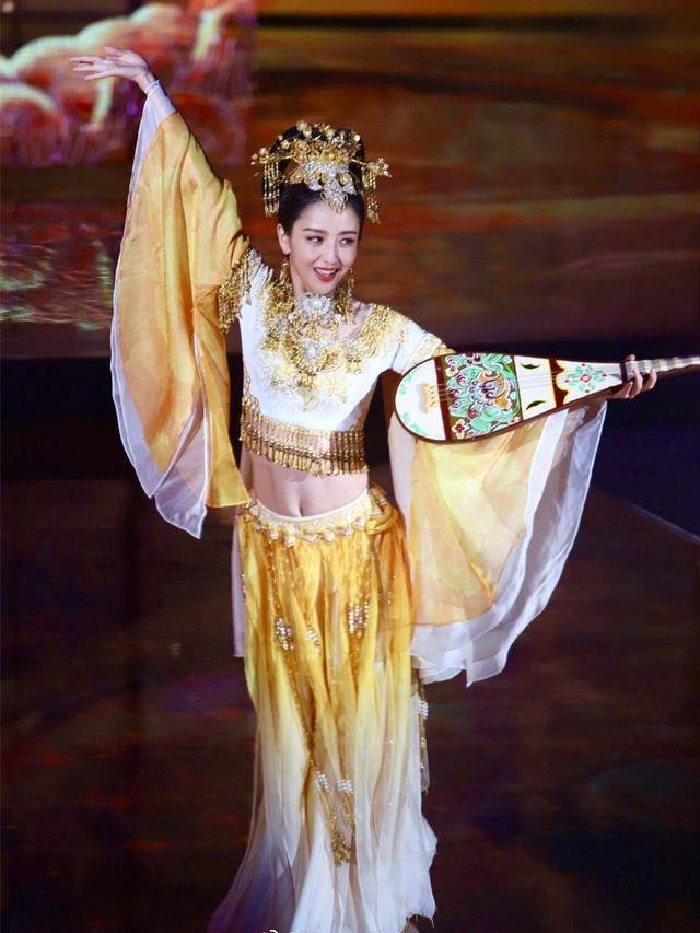 佟丽娅遇上对手了,20岁周洁琼挑战敦煌古装造型,美得不相上下!