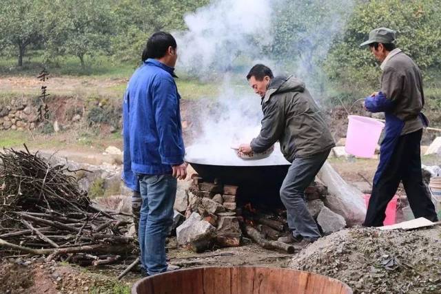 全都做一遍 才会感受到真正过年的味道~ 但这个杀年猪不会随意请个