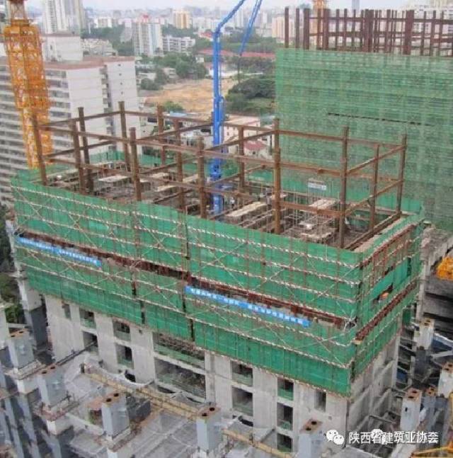 目前,可用于超高层建筑施工的模板及围护系统有: 1,定义 爬升模板