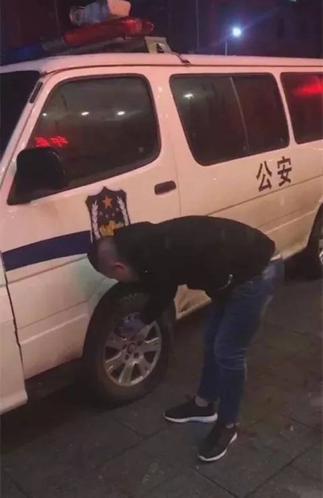 益阳男子趁酒劲恶搞警车还拍视频.抓的就是你!