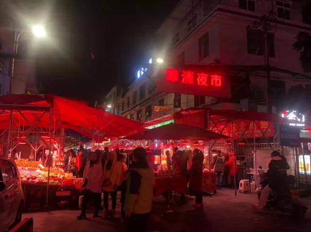 当建设路和八宝街逐渐走"网红"路线的时候,犀浦夜市还坚守着自己的本