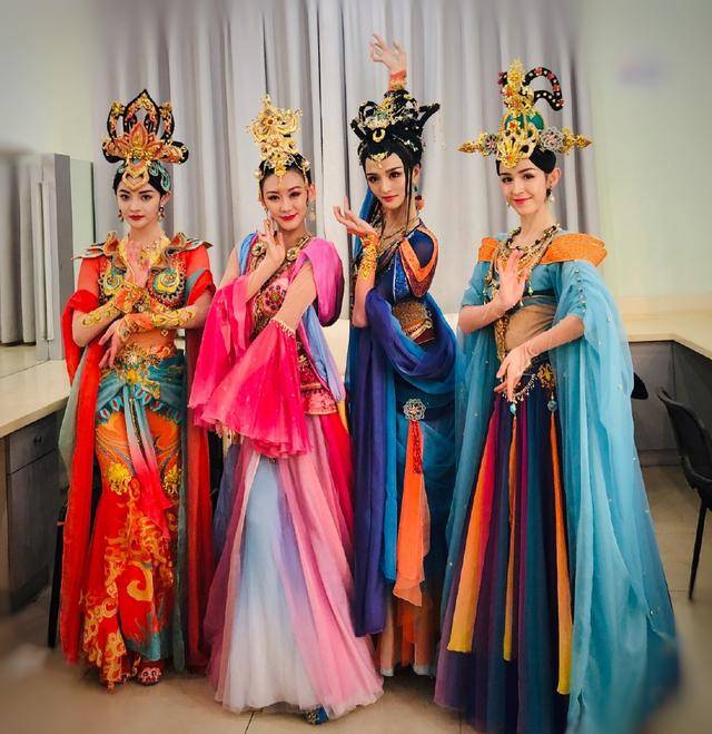 和周洁琼一起跳敦煌舞曲的骆文博,竟还出演过《娘道》,难怪眼熟