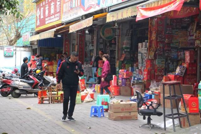 具体地址:体育路与公园路交界处