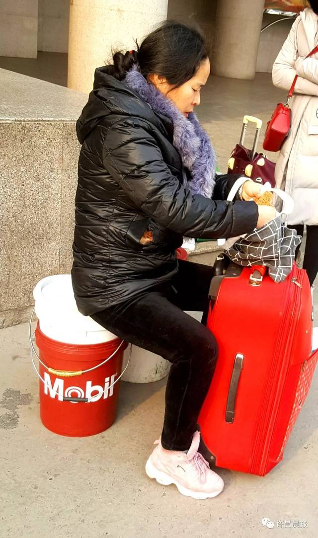 【晨报关注】车站,归人,桶?!一个桶,两个桶,三个桶……