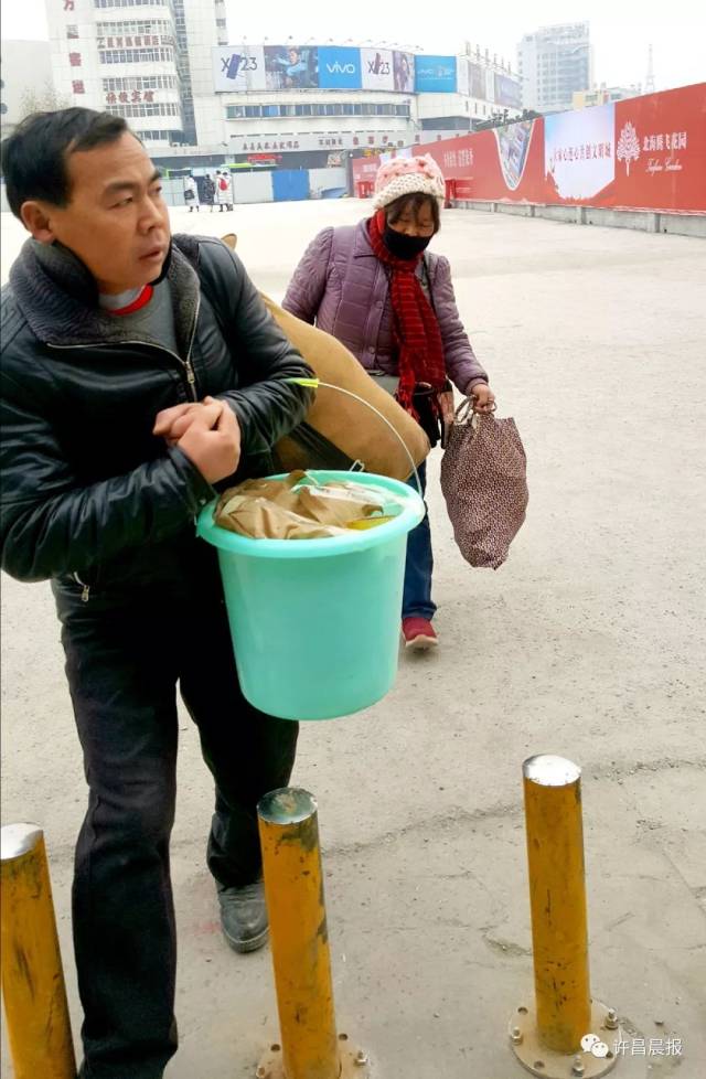【晨报关注】车站,归人,桶?!一个桶,两个桶,三个桶……