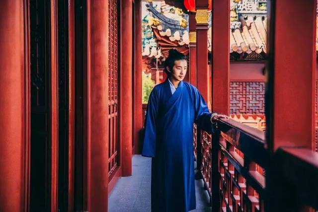以鸟羽比喻修真成仙以飞升上天,引申为神仙方士,进而专指道士.