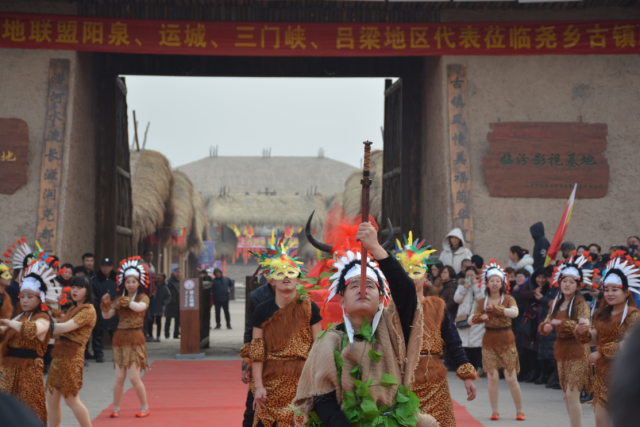 临汾尧都古镇民俗街新修了玻璃栈道,邀您一起欢乐过大