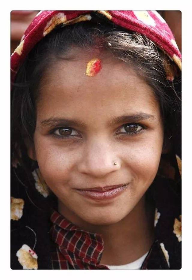 除尼瓦尔族女子外,大部分民族的女子都戴鼻花或鼻环.