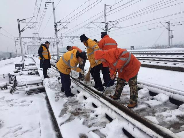 蚌工微信报 第213期—蚌埠工务段彻夜扫雪除冰确保春运安全