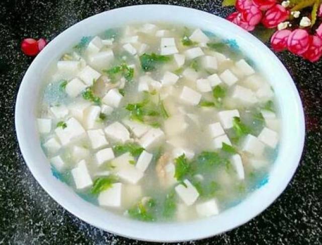 第七道菜是一道家常菜,荠菜豆腐汤.