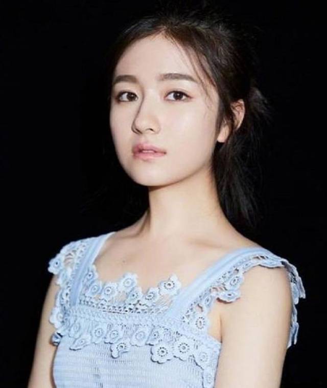 但是有不少人竟然把这个热搜看成了"李兰迪",真的是···妹妹还小啦