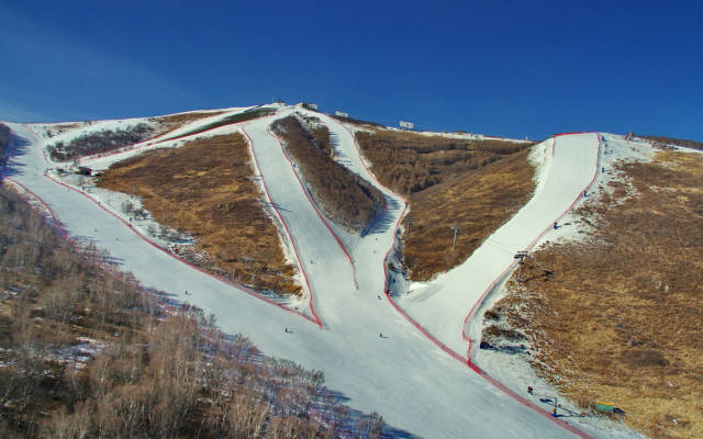 滑雪—我国首条高山速降冰状雪赛道在崇礼制成