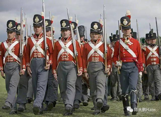 传统的线列步兵战术被淘汰,英国陆军较早认识到,战场上的鲜艳军服是很