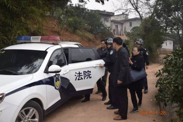 依然态度强硬拒绝履行义务,容县法院执行干警果断将其拘传回法院