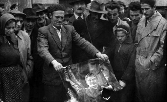 1956年的匈牙利十月事件以苏共处决反革命组织领导人告终 来源:bbc