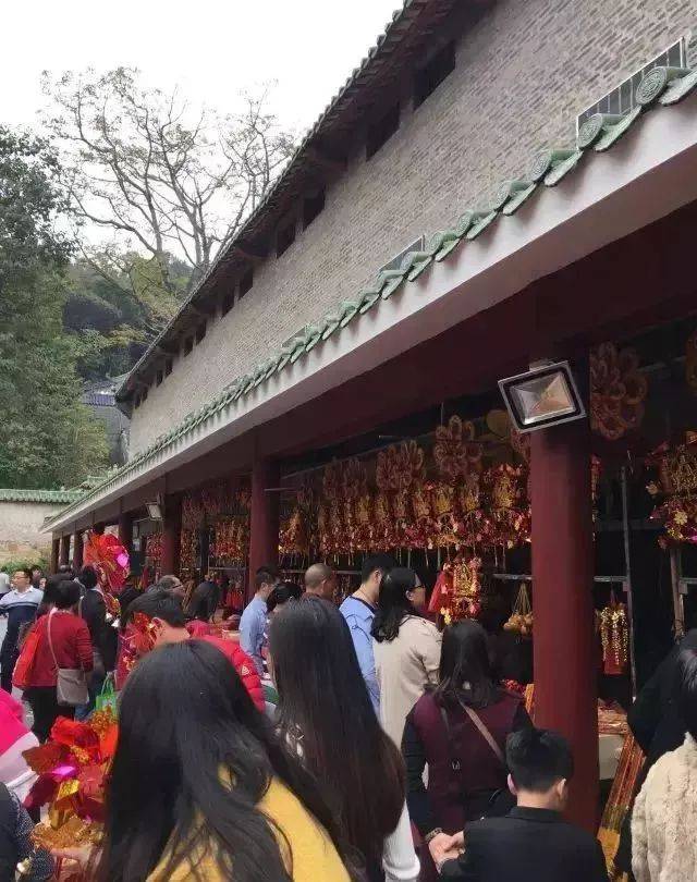 整个黄旗古庙烟雾弥漫