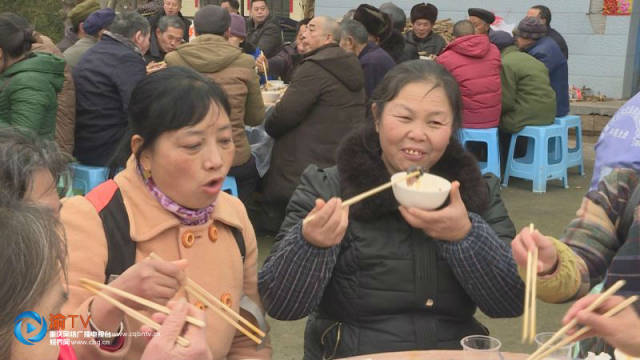 重庆垫江:杀年猪吃庖汤 浓浓年味迎新春
