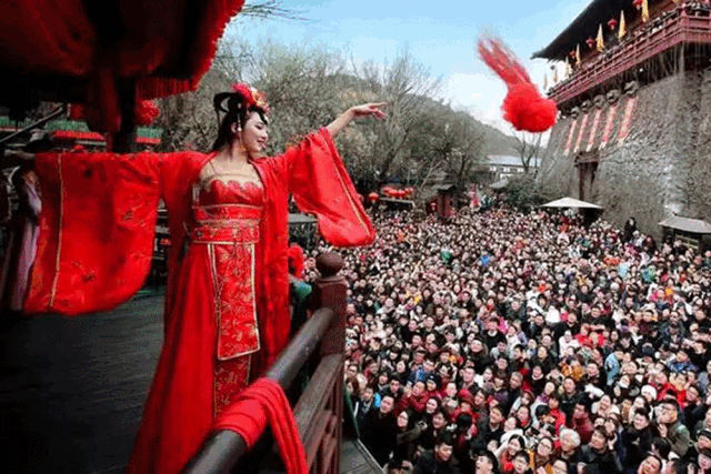 凤娃古寨首届春节文化庙会 活动时间:1月28日-2月19日 采莲船,抛绣球
