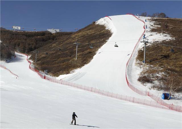 1月31日,一位滑雪爱好者在张家口市崇礼区太舞滑雪场高山速降冰状雪