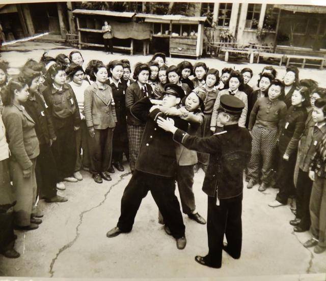 原创73年前日本女警老照片,第5张是在学习擒拿格斗