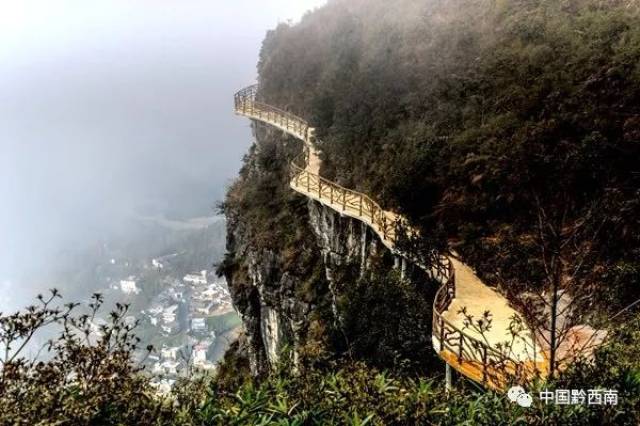 而行的乐趣 悬崖栈道 若是遇上云雾缭绕的日子 可看到云海漫过青山