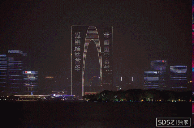 各大商综体 还有数不清的街头巷尾 都能看见年画的身影 甚至东方之门