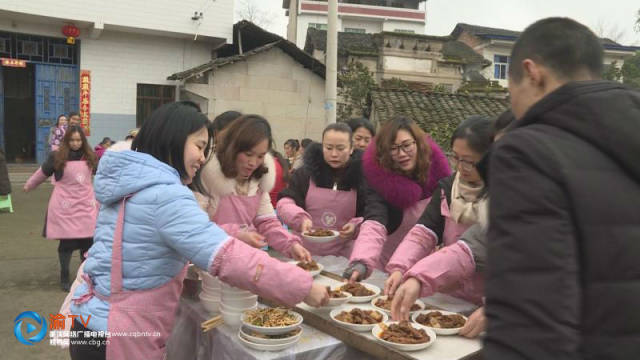 在垫江县坪山镇新风村,村民们杀年猪,吃年猪饭,欢欢喜喜庆丰年.
