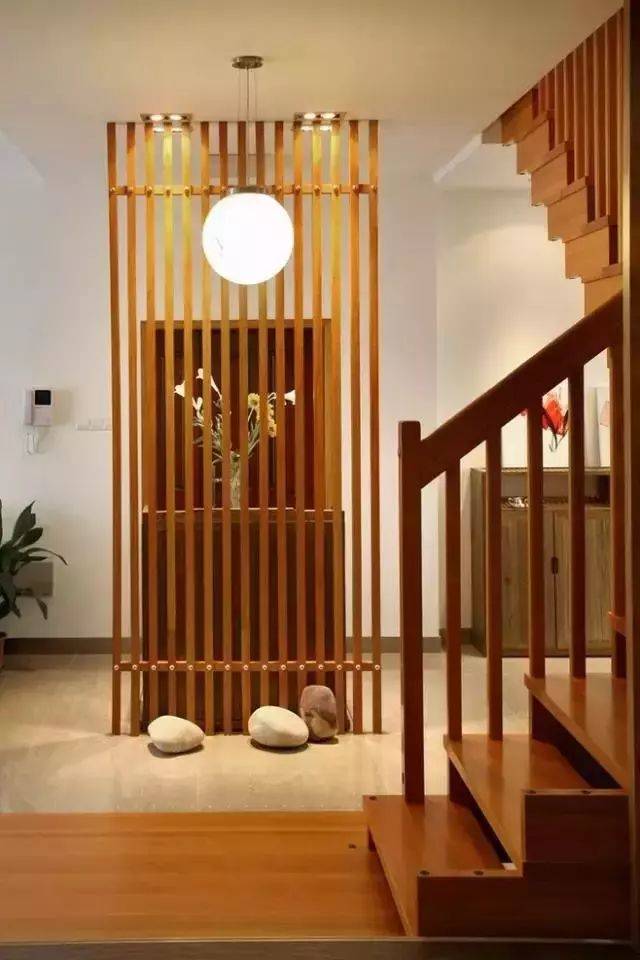 大门直对厨房/卫生间门/楼梯:大门是连接室内和室外的重要通道,开门