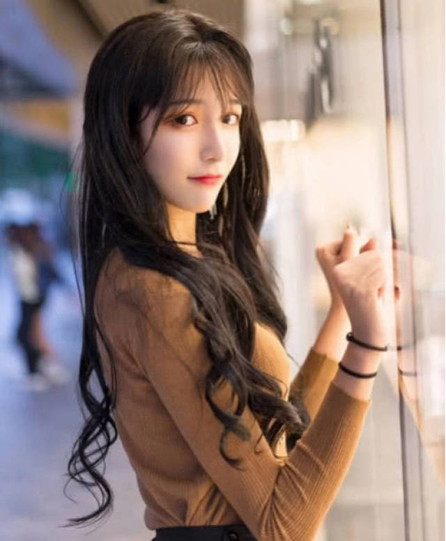艾比罕见晒男装照片,粉丝瞬间炸锅,神仙颜值美翻无数人!