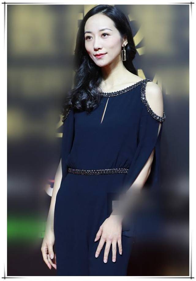 穷爱好者一身黑色礼服穿着韩雪的身上也是美美的,一头长卷发也是女人