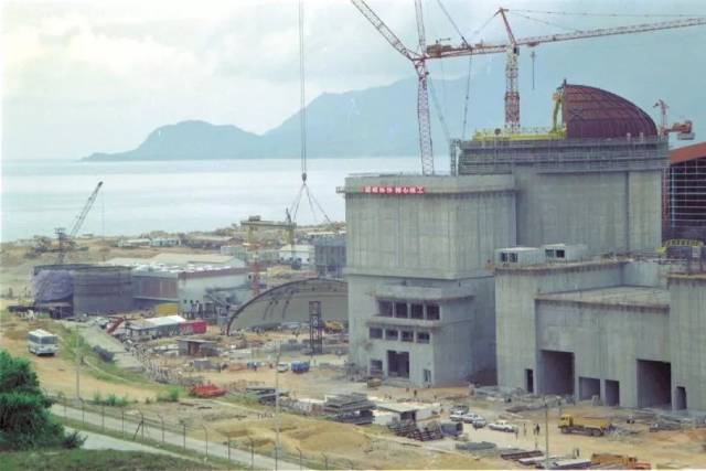 1988年,大亚湾核电站建设现场施工如火如荼地进行中.