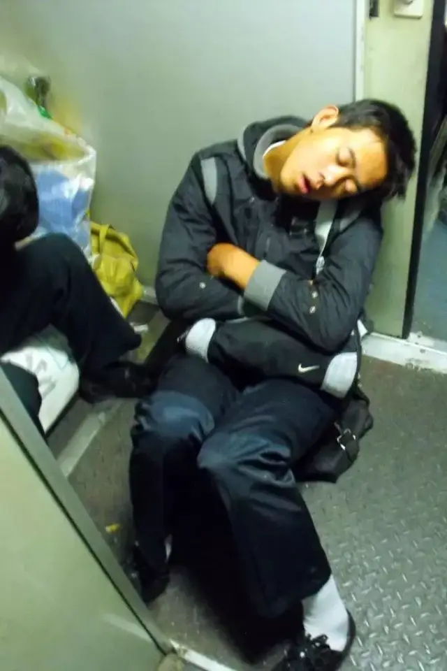 春运火车上的各种奇葩睡姿,看完笑出猪叫…哈哈哈哈哈哈